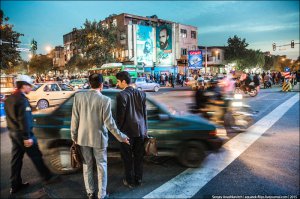 Не знаю, при соответствующих полномочиях, рота может приехать с золотыми кокардами на фуражках. Посчитайте (пусть на наши деньги) стоимость нарушений хоть с одной фотографии. Любопытства ради. Да за одно пересечение ТАКОЙ (!) сплошной просто расстрел на месте полагается. Сверхсплошная! Мать всех сплошных!