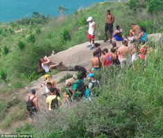 Но на самом деле все эти люди находятся не так далеко от земли. Все дело в правильном ракурсе. Чтобы продемонстрировать свою мощь и отвагу для друзей в инстаграме, «крутыши» даже выстраиваются в очередь.