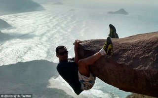 Но на самом деле все эти люди находятся не так далеко от земли. Все дело в правильном ракурсе. Чтобы продемонстрировать свою мощь и отвагу для друзей в инстаграме, «крутыши» даже выстраиваются в очередь.