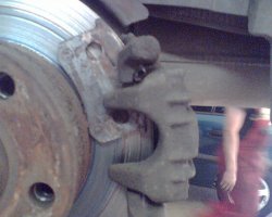 Моё )
Хотя всего 5 тыс назад было обслуживание масло фильтры и всегда прошу глянуть подвеску тормоза мало ли что, все было в норме.
Заклинило один суппорт но тяги хватало поэтому не заметил..