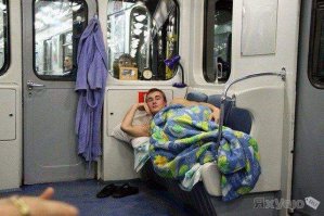 20 людей, которые очень удобно расположились