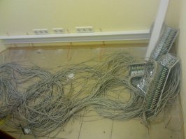 Мы когда в офис въехали, компьютерная сеть выглядела примерно вот так. Примерно за две недели, по вечерам, удалось всё это привести в аккуратное состояние.