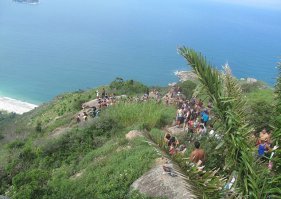 Да они все туда в очереди стоят!