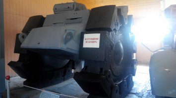 МС-1 такой лапочка! А если обратите внимание на Мауса, то сзади у него лючок в виде мышки ;) Жаль, Карла (а точнее первая из мортир по имени Адам) в полный рост не показал, это еще та зверюга!

А есть там еще довольно забавные экземплярчики ;)

(Извините за качество - фотик у меня старенький)