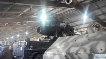 МС-1 такой лапочка! А если обратите внимание на Мауса, то сзади у него лючок в виде мышки ;) Жаль, Карла (а точнее первая из мортир по имени Адам) в полный рост не показал, это еще та зверюга!

А есть там еще довольно забавные экземплярчики ;)

(Извините за качество - фотик у меня старенький)