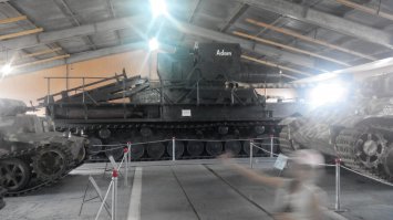 МС-1 такой лапочка! А если обратите внимание на Мауса, то сзади у него лючок в виде мышки ;) Жаль, Карла (а точнее первая из мортир по имени Адам) в полный рост не показал, это еще та зверюга!

А есть там еще довольно забавные экземплярчики ;)

(Извините за качество - фотик у меня старенький)