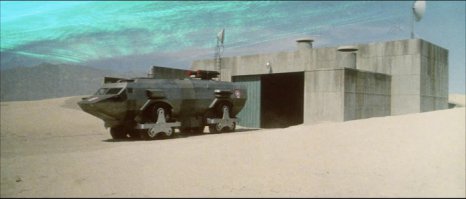 Долина проклятий, постапокалипсис 1977 года. там тоже ГГ на бронированном грузовике разъезжал по пустошам и заброшенным городам
Из описания с кинопоиска: Для съёмок фильма был сконструирован полнофункциональный вездеход-амфибия Landmaster стоимостью $300 тысяч. 10-тонный корпус длиной 11 метров представлял собой две сочленённые секции из листовой стали и алюминия, имел 12 колёс и двигатель Форд объёмом 7 литров. Передвигался со скоростью около 60 км/час на суше, и развивал 5 узлов по воде. Внутри имелись двухъярусные кровати, душ и ванна. Позднее Landmaster был задействован в эпизодах фильмов «Армия машин» (1994), «Гибрид» (1997) и сериале «Get A Life» (1990-1992).