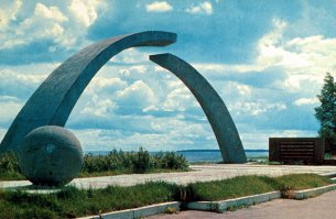 Ну, кукурузину ещё не построили - офис Газпрома в СПб, предпоследнее фото. А вообще - стойкая ассоциация только вот - памятник на берегу  Ладоги - "Разорванное кольцо"