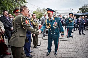 Один из запевал попутно еще в порно снимается, кстати...

За сыгранную роль был удостоен похвалы министра обороны РФ