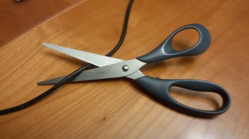 Распаковывал коробки с новыми серверами, взял у сотрудниц ножницы для этого дела. Долго ржал с названия и не удержался - сделал это фото :)