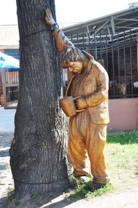 Как обычно у нас. 
На цепях чтобы не украли.