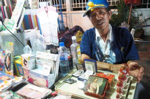 посмотрел на фотку, в нижнем правом углу - матрешки. Вглядитесь в их лица...