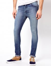 Наивный человек. Мельчают мужики, все больше такие: