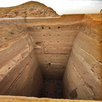 В смысле гнуснее?))) Гробницы позднего периода, когда правили персы в Египте, не менее интересны