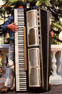 Неудержимый смех ведущего в прямом эфире...