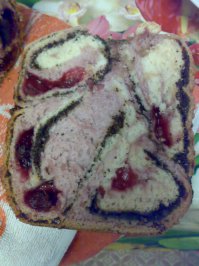 А я такую сладкую булку делала в хлебопечке - с маком и вишней)))) Кривовато, но вкусно)))