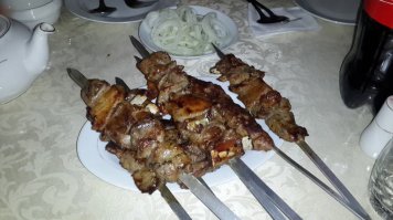 в целом +
Только резануло вот это:
"Шашлык по узбекски - это всегда небольшие кусочки баранины вперемешку с курдючным салом. Лук, уксус, лепешка. Никакой Макдональдс рядом не стоял" Конечно не стоял, горячая баранина + кокакола, американцы до такого додуматься не смогли.