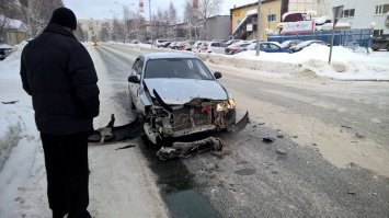 Правила проезда перекрёстков Вам следует "освежить" в памяти. Да и случаи, когда трамвай имеет приоритет по сравнению с другими ТС - тоже.

Что касается Вашего утверждения о том, что женщина выезжает со двора, то я бы не был столь категоричным. На видео плохо виден проезд слева в том месте, где произошло ДТП, а вот на фотографии - хорошо видно, что это перекрёсток. Правда, возможно, всё же, что перекресток этот Т-образный, и женщина выезжала всё же из двора... 
Хорошо бы, чтобы авторы постов оставляли бы комментарии о том, что изображено на видео. Написал бы: "выезжала на дорогу с прилегающей территории", а то сразу хаять: "второй день за рулём"...