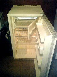 вот такой примерно был, размораживали раза три в год максимум.. пару раз в год переставал работать - принуждали к работе методом переворачивания с ног на голову и обстукиванием трубопроводов - внимал просьбам.. отработал лет пятьсот, сдох оставив незабываемый запах аммиака недели на две.. хорошо дело было летом))) кристалл, если не изменяет память величали.. вечная память..