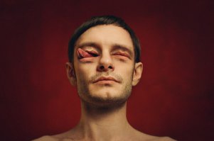 есть у нас фотограф Стас Новиков, тоже делал серию 365 дней снимал типа автопортрета. намного круче и интереснее