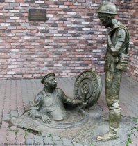 А причём здесь пьянство? Этот памятник стоит в Красноярске возле горводоканала и называется Дядя Яша и студент. Дядя Яша существовал в реале.