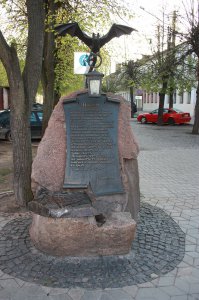 В Бресте до сих пор фонарщик есть,в центре на пешеходной улице фонари зажигает, естественно это уже просто красивая традиция) И памятник со старинным указом о том, чтобы их зажигали)