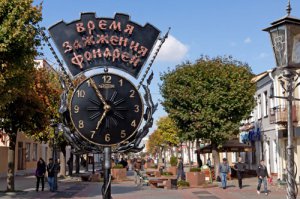 В Бресте до сих пор фонарщик есть,в центре на пешеходной улице фонари зажигает, естественно это уже просто красивая традиция) И памятник со старинным указом о том, чтобы их зажигали)