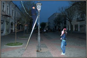 В Бресте до сих пор фонарщик есть,в центре на пешеходной улице фонари зажигает, естественно это уже просто красивая традиция) И памятник со старинным указом о том, чтобы их зажигали)