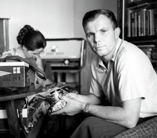 на фото он после полёта...
и после него...не смотря на мировую известность не "зазвездился"...не считая звёзд на погонах...
для человека-легенды жил скромно...воспитывал дочерей и любил свою Родину...

30 января 1966 года в "Комсомольской правде" был напечатан отчет о смоленской конференции и беседе с Ю.Гагариным. Когда его спросили: "Вы гость  смолян?", он ответил :"'Не совсем так. Я сам из Смоленска. На родине я не чувствую себя гостем".  Говоря о своих впечатлениях, он сказал о молодых земляках: "Меня радует их удивительная любовь к родному краю, гордость за героическое прошлое и настоящее Смоленщины. Земляки, с которыми я встречался в эти дни, четко видят цель в жизни, не хлюпают и не брюзжат... Стержень всей работы - воспитание на традициях отцов и дедов. Смоляне испокон веков были ратоборцами, защитниками Руси. Смоленск называют городом-крестью. По старой Смоленской дороге бежала наполеоновская армия, бежали разбитые под Москвой дивизии Гитлера. Молодые смоляне любят свой край, изучают его историю. Не только, конечно, военную. Но мне, офицеру, особенно по душе внимание комсомольских организаций именно к армии,  ратным подви­гам земляков".