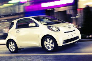 Toyota IQ - средство передвижения по городу наименее проблематичное.