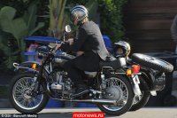 Брэд Питт проводит экскурсию приемном сыну на 'Урале'