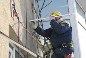 Когда у кондёрщиков нет высокой лестницы