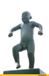 Этому мальчику левую руку и письку полируют. Их постоянно патиной покрывают, но она держится недолго.
Говорят женщинам помогает зачать.