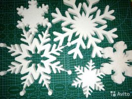 Обычный белый пенопласт, а также экструзия. Станок с поворотным столом,то есть позволяет делать 3D, шары же видите ). Сейчас актуально вот что