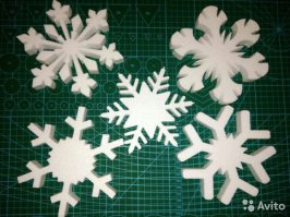 Обычный белый пенопласт, а также экструзия. Станок с поворотным столом,то есть позволяет делать 3D, шары же видите ). Сейчас актуально вот что