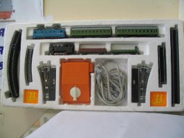 1989г мне подарили микро электрическую немецкую железную дорогу, сейчас мне 38, но в то время это было нечто. я был счастлив. подарки тогда я видел два раза в году- в д.р. и в н.г.