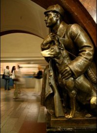 А вот Москва, станция метро Площадь революции, знаменитый нос собаки.

Уже 70 лет он терпит, как его гладят и натирают ему нос. Морда бронзового пса на московской станции метро 'Площадь революции' теперь совсем стерта и сияет. 
Каждый день металлического четырехлапого рядом с революционным пограничником трогают несколько тысяч пассажиров метро. По некоторым сведениям это приносит счастье и удачу даже тогда, когда ты в это не веришь.