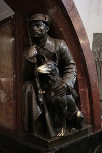 А вот Москва, станция метро Площадь революции, знаменитый нос собаки.

Уже 70 лет он терпит, как его гладят и натирают ему нос. Морда бронзового пса на московской станции метро 'Площадь революции' теперь совсем стерта и сияет. 
Каждый день металлического четырехлапого рядом с революционным пограничником трогают несколько тысяч пассажиров метро. По некоторым сведениям это приносит счастье и удачу даже тогда, когда ты в это не веришь.