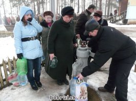 Женщина, набирающая воду для своей семьи. Вашингтон 1935 г
19 января 2011 года в Бобруйске.  к сожалению многие фотки начала хх века, похожи на наши конца этого же века из глубинки (((