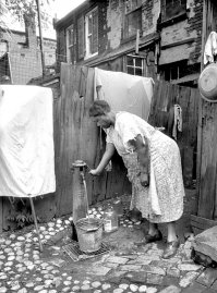 Женщина, набирающая воду для своей семьи. Вашингтон 1935 г
19 января 2011 года в Бобруйске.  к сожалению многие фотки начала хх века, похожи на наши конца этого же века из глубинки (((