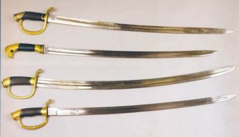 Ну если нет идей где моя ошибка, то выложу её сам. Это не сабля. Это шашка. И относиться она к категории мечей. Ну и для сравнения на одной фотографии три сабли и шашка. Шашка вторая сверху.