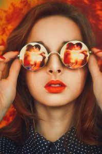 В очках отражение, люди заняты своим делом, а кто фотографию делал ?
А как она слезы из середины глаз пустила ?