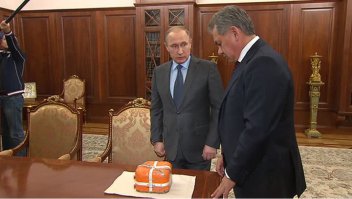 Парень так сильно упаковал маленький подарок, что понадобится целый день, чтобы его распаковать