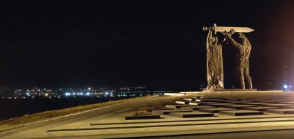 Каждый день мимо проезжаю, но так и не привык к монументальности, оч грандиозно выглядит