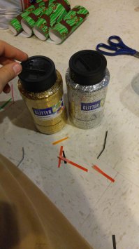 Я могу ошибаться,но эти блёстки(такого объёма) стоят дороже,чем сам подарок!