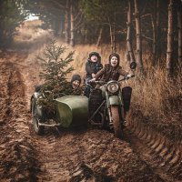 Суровая русская зима. Декабрь месяц. Трое смельчаков, преодолевая сугробы, везут елку к Новому Году.:) ВСЕХ С НАСТУПАЮЩИМ.