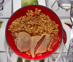 Да это просто рисовая каша со свининой. Не такая уж и жирная и приготовленная по технологии приготовления плова.

Эт разогретый на сковороде продукт