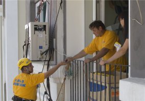 Вспоминается случай. 
Пришлось как-то работать у одной очень интеллигентной женщины. В этой квартире мы монтировали кондиционер, так вот, хозяйка сразу сказала чуть не с порога.
- Так ребята, что бы ни какого мата.
Мы естественно.
-Да, да конечно, не извольте сомневаться, мы не произнесём ни одного матерного слова.
Потом мы пожаловались, как трудно нам монтажникам, без этого самого мата приходится, на что была прочитана лекция о вреде матерного слова, о том, что мы взрослые люди, должны следить за своей речью и пр. 
Не особо напрягаясь по этому поводу, смонтировали внутренний блок сплит-системы, после наступила очередь внешнего 
Установил эту бандурину на кронштейны.

Наступила очередь подключать. Прошу подать мне кусачки. Подают пассатижи.
-Эт пассатижи подал. Подай мне красные кусачки
Подаёт другие пассатижи поменьше.
-Вон ту Х..ю с красными ручками подай!!!
В миг подаётся нужный девайс. Немая сцена...