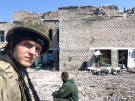 В ролике присутствует рожа Укро-патриота, тот самый руфер, который раскрасил звезду в Москве. Разукрасил, получил орден хероя и поехал воевать под Мариуполь. Хандонг!