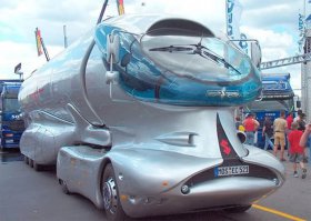 Видел эту машинку в живую, на открытии магазина Reedok. Тягач Мерседес этот видел на М4 только с прицепом фургоном